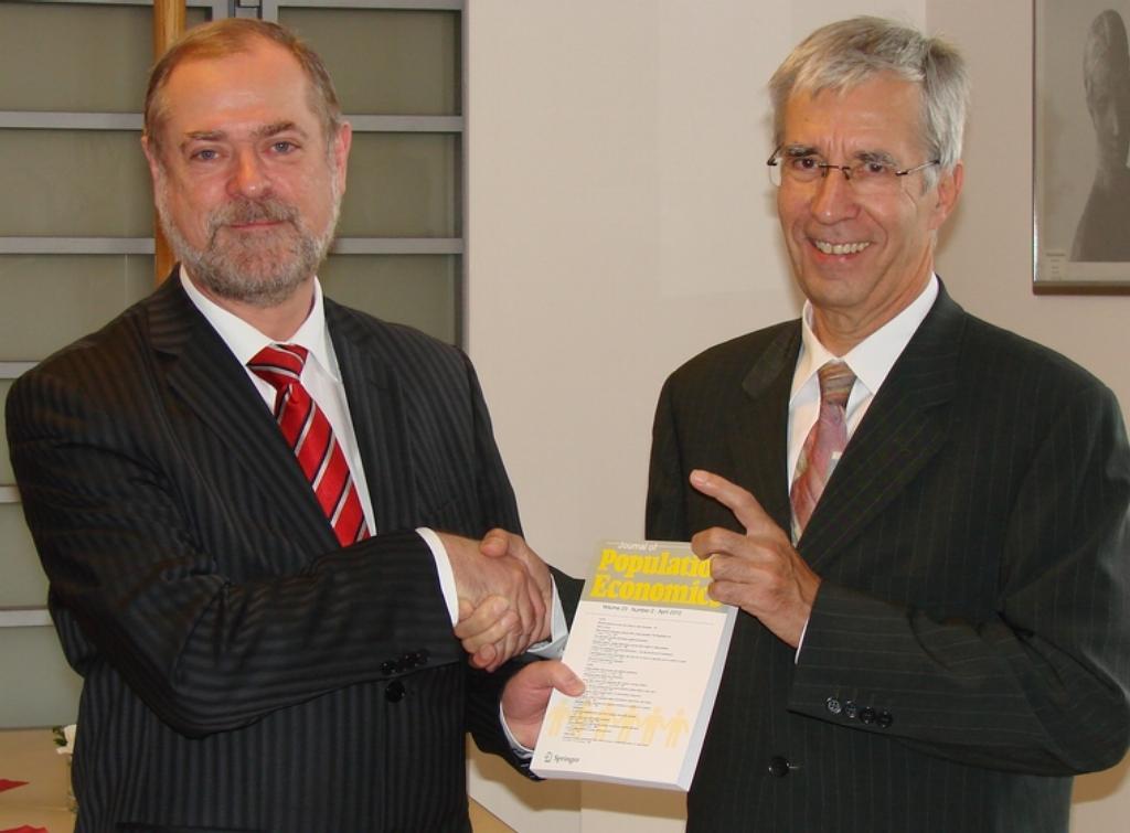 Farewell to Werner A. M�ller (Springer-Verlag)