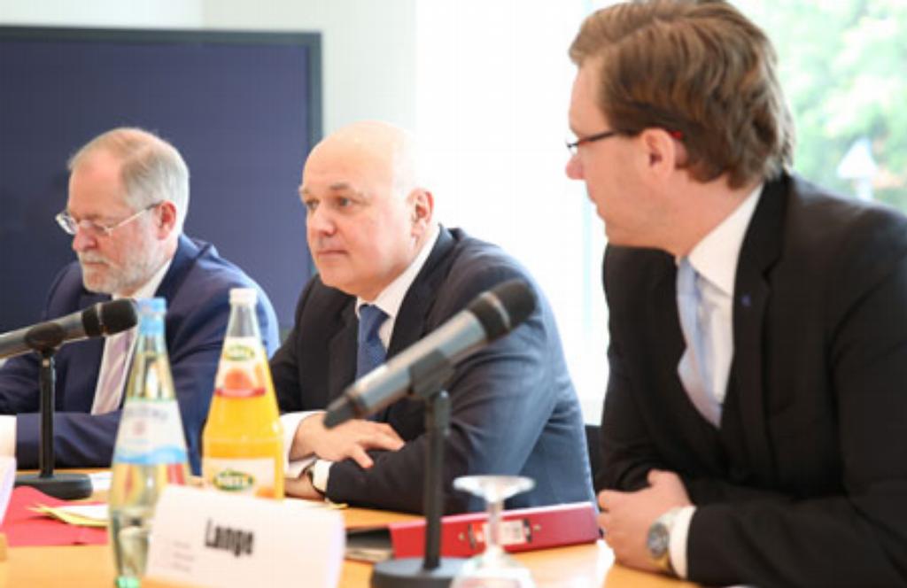 IZA Director and Britain�s minister for work and pensions discuss about welfare migration 